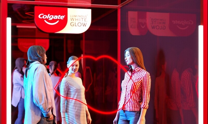 Colgate lança linha de clareamento dental GLOW com ações no Carnaval da Sapucaí