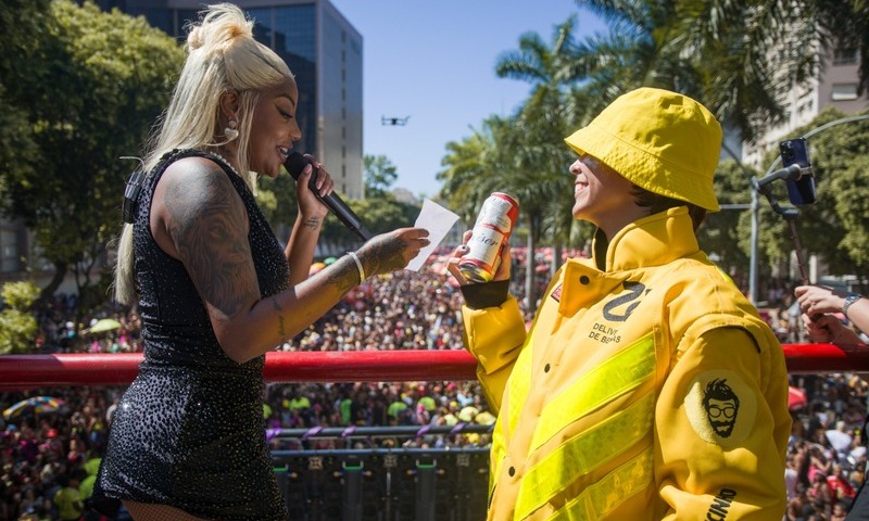 Zé Delivery fez entrega para Ludmilla em cima do trio no Fervo da Lud