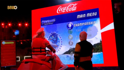 Coca-Cola leva jetski para festa do líder Cezar Black no BBB