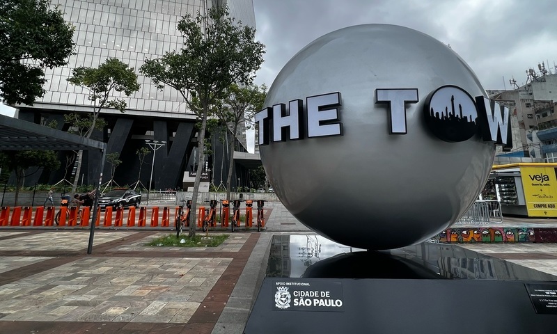 The Town instala esfera gigante em SP The Town instala esfera gigante em SP