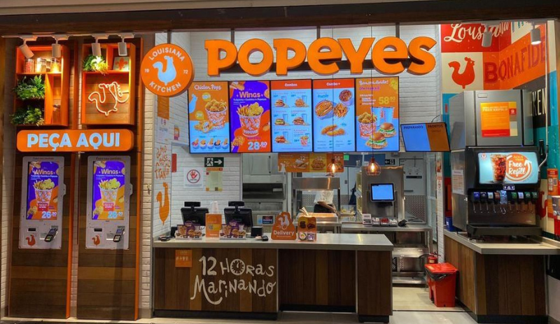 Popeyes dará lanches gratuitos para quem for às lojas com itens culinários