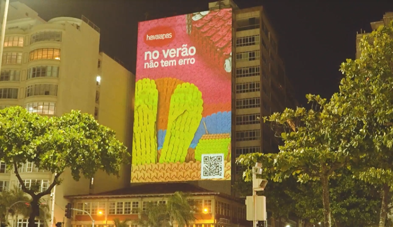 Havaianas leva cor em projeções gigantes