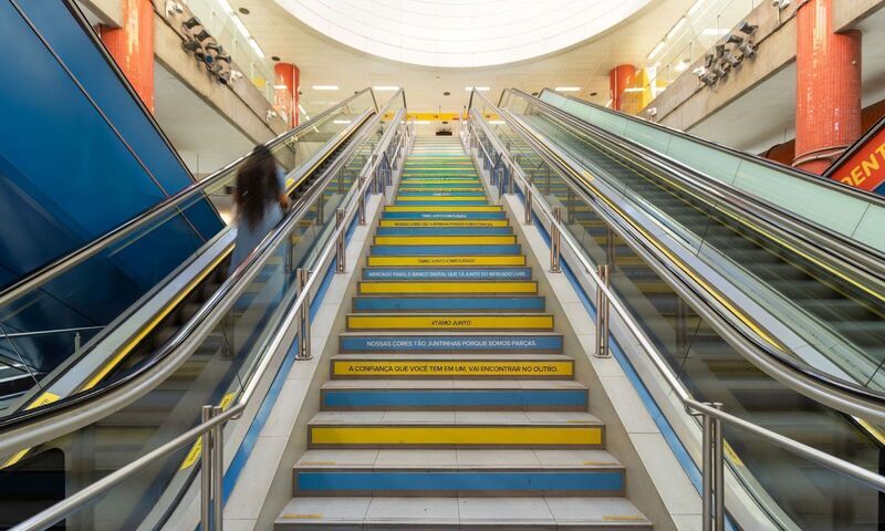 Mercado Pago e Mercado Livre colorem Estação da Luz de azul e amarelo