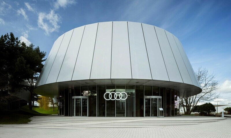 Behind the timeless exterior architecture of the Audi Pavilion in the Autostadt Wolfsburg, Audi makes the four brand values of digitalization, design, performance, and sustainability tangible for visitors.