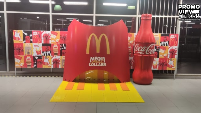 McDonald's coloca público para tocar piano com os pés em ativação do Lolla BR no Metrô de SP