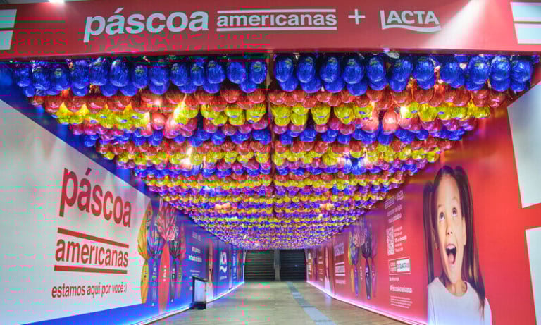 Americanas e Lacta colocam parreira com 3 mil ovos cenográficos no Metrô Rio
