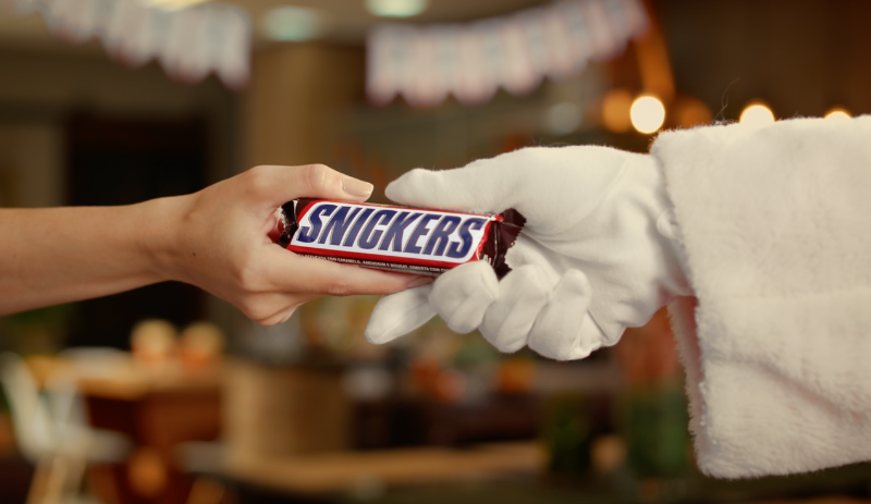 Snickers confunde Páscoa com Natal e Halloween em campanha