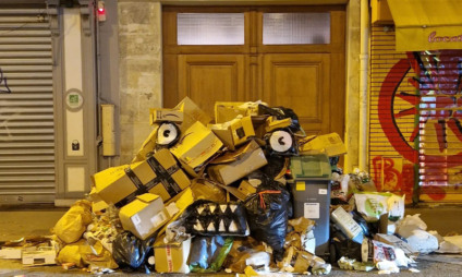 Artista urbano de Paris transforma pilhas de lixo em criaturas