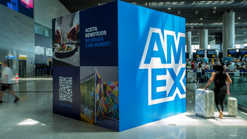 American Express coloca seu icônico cubo no Aeroporto de Guarulhos