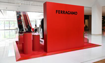 Ferragamo instala pop-up inédita e promove intervenção nas escadas rolantes do JK Iguatemi