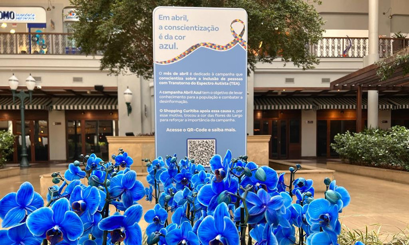 Shopping Curitiba recebe flores azuis em ação do Abril Azul