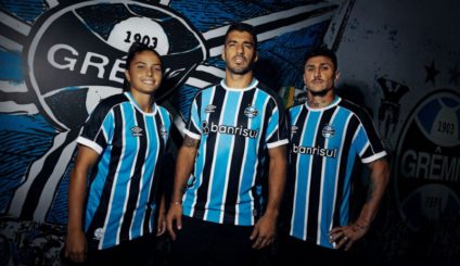 Umbro comemora 120 anos do Grêmio com novos uniformes oficiais Umbro comemora 120 anos do Grêmio com novos uniformes oficiais