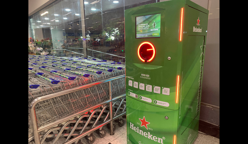 Heineken e Prezunic coletam garrafas de vidro para reciclagem com cashback para clientes