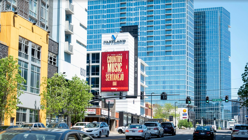 Rádio Brahma FM colocou outdoor em Nashville para Dia do Sertanejo