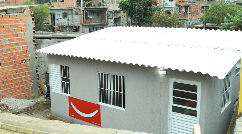 Colgate e Gerando Falcões constroem casas sustentáveis na Favela dos Sonhos