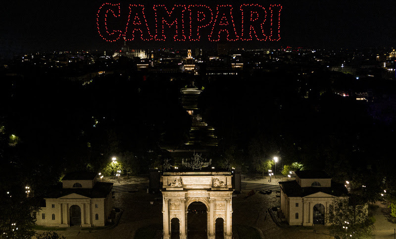 Campari homenageia Milão com garrafa icônica e show de drones