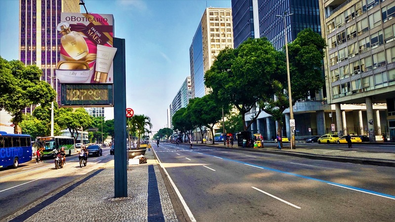 Boticário toma ruas do RJ com kits gigantes em campanha de Dia das Mães