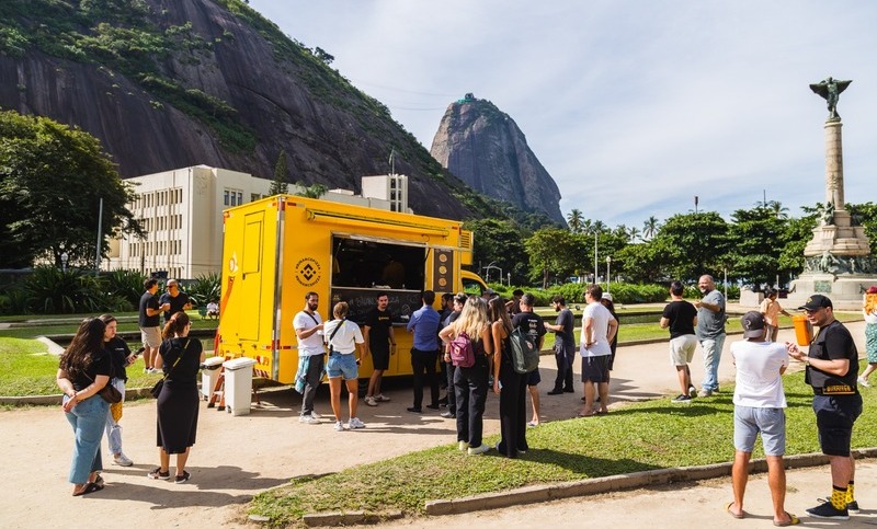 Binance distribuiu 600 pizzas grátis durante o Bitcoin Pizza Day no Rio