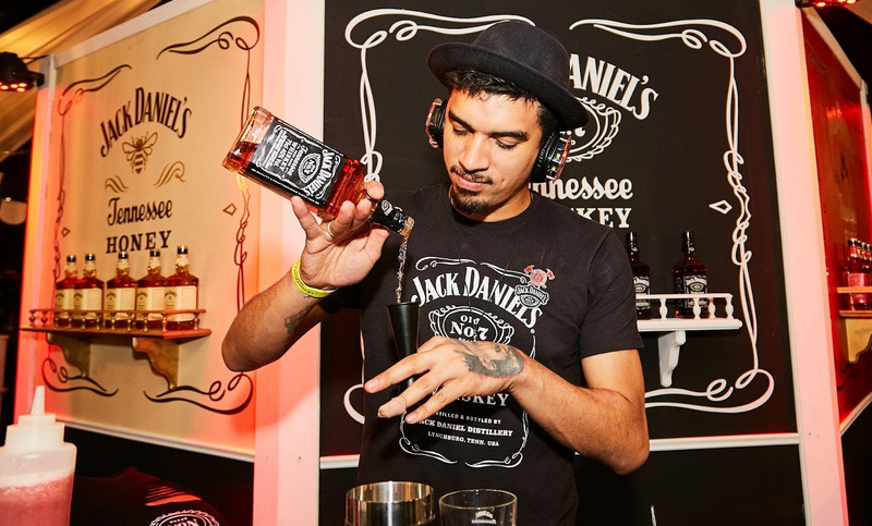 Jack Daniel’s traz mixologistas e estande com bar temático ao Bar Convent SP