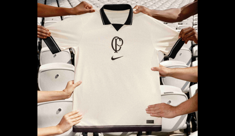 Nike e Corinthians revelam quarta camisa com bandeirão gigante na Neo Química Arena