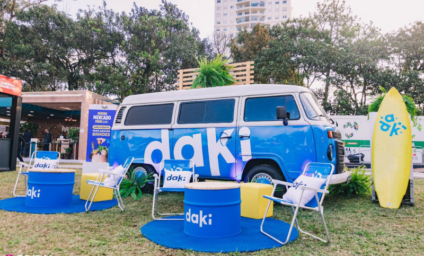 Housi e Daki realizam ação na parada LGBTQIA+ e anunciam novidade