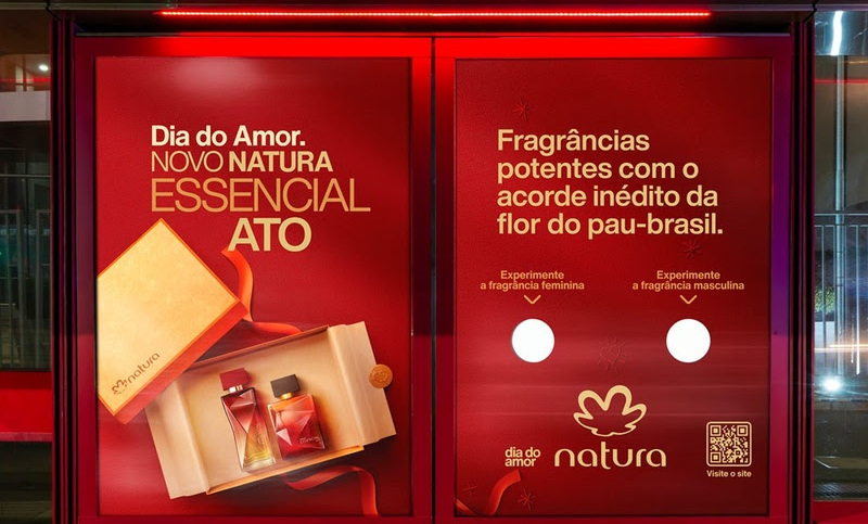 Natura faz público experimentar novo Essencial Ato em ação OOH