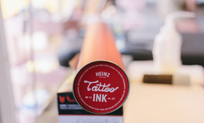 Heinz oferece tatuagens com tinta vermelha da marca no Festival de Cannes