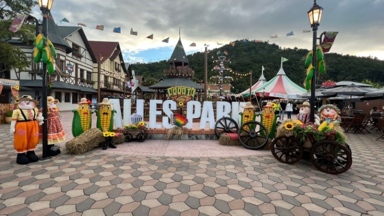 Alles Park promove festa junina com neve e muitas atrações