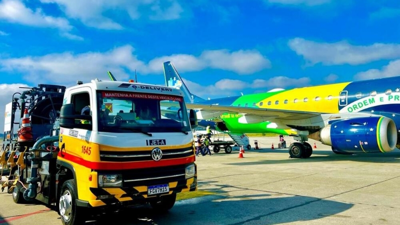 Raízen promove primeiro abastecimento de aeronaves com caminhão elétrico