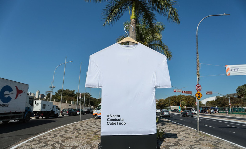 Hering destaca pluralidade com camiseta gigante em São Paulo