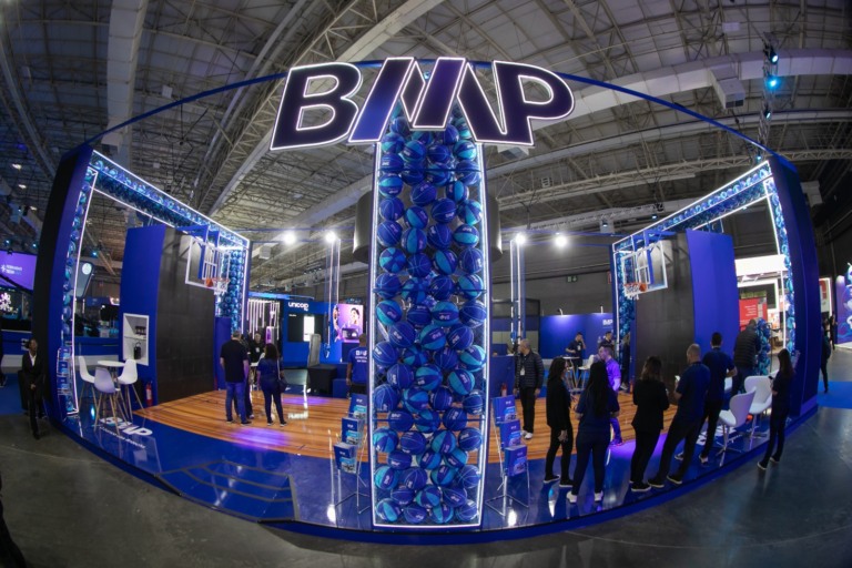 BMP rouba a cena ao trazer uma quadra de basquete para dentro da Febraban Tech