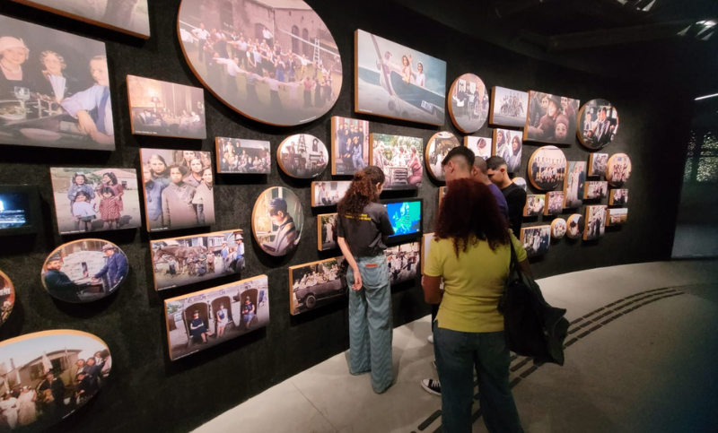 Equipes hoteleiras visitam o Memorial às Vítimas do Holocausto