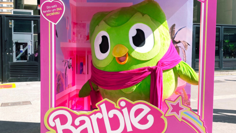 Duolingo coloca sua mascote em caixa da Barbie