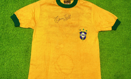 Camisa de Pelé de 1971 vai a leilão pela Play For a Cause