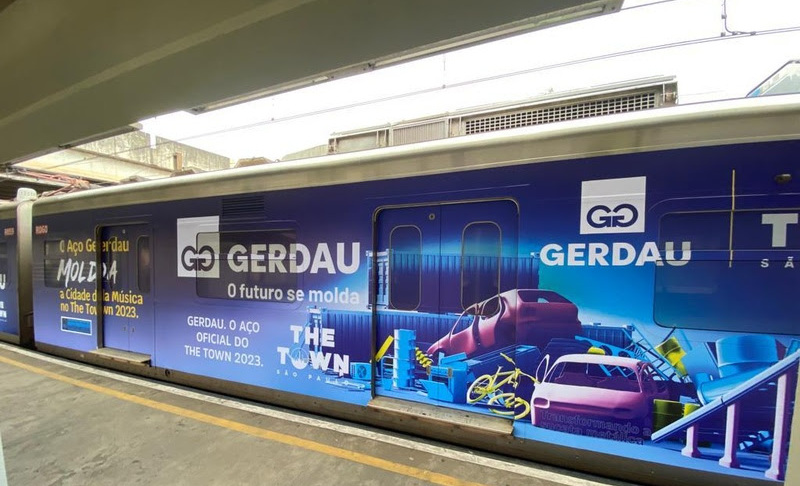 Gerdau divulga jornada da reciclagem com envelopamento em trem em São Paulo