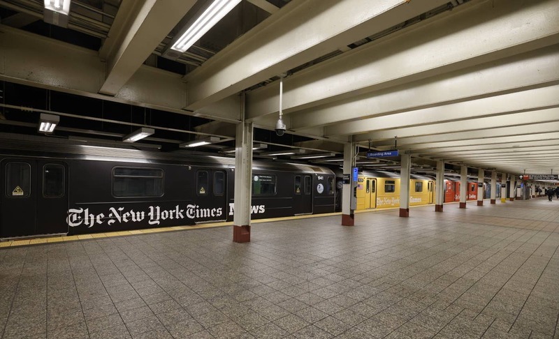 The New York Times transforma vagões do metrô em seções do jornal