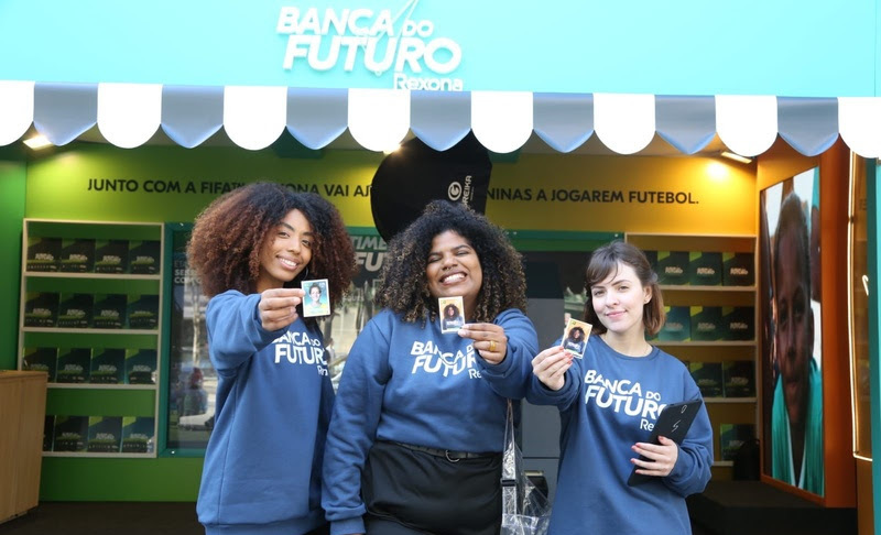 Rexona transforma público em figurinhas de futebol em ativação