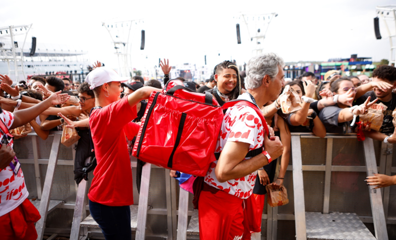 iFood e McDonald’s entregam sanduíche oficial do The Town na grade dos shows