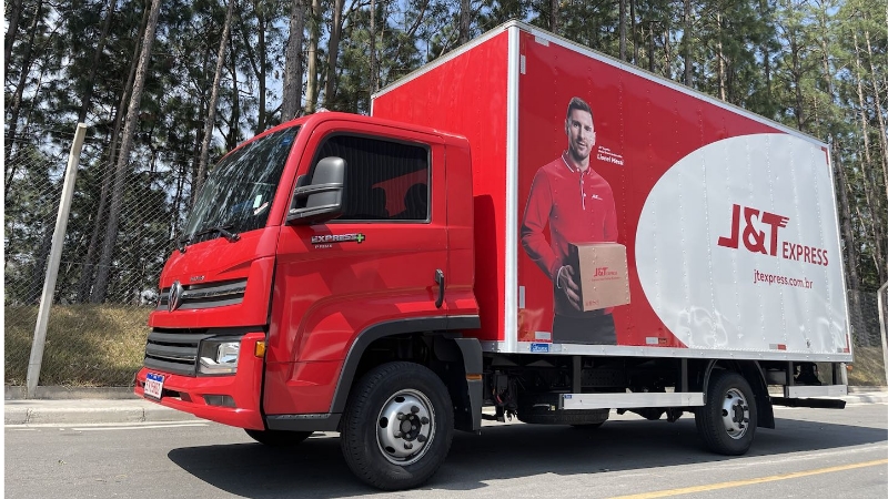 J&T Express envelopa frota com imagem de Lionel Messi