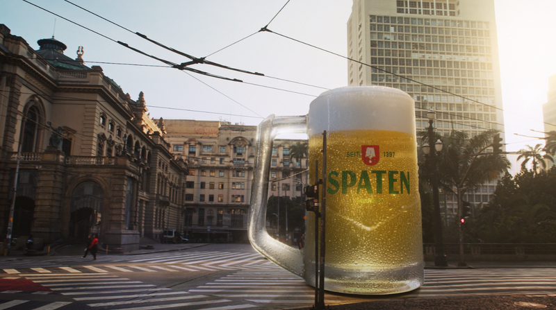 Spaten 'desliza' caneca gigante na frente do Theatro Municipal de São Paulo