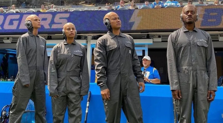 'Resistência' teve robôs humanoides em jogo da NFL
