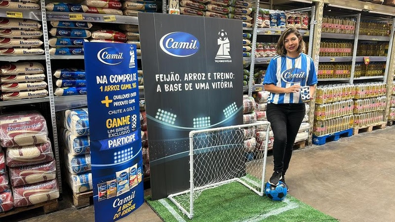 Camil instala mini campo de futebol em supermercados de SP e MG