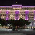 Copacabana Palace é iluminado de rosa em homenagem ao outubro rosa