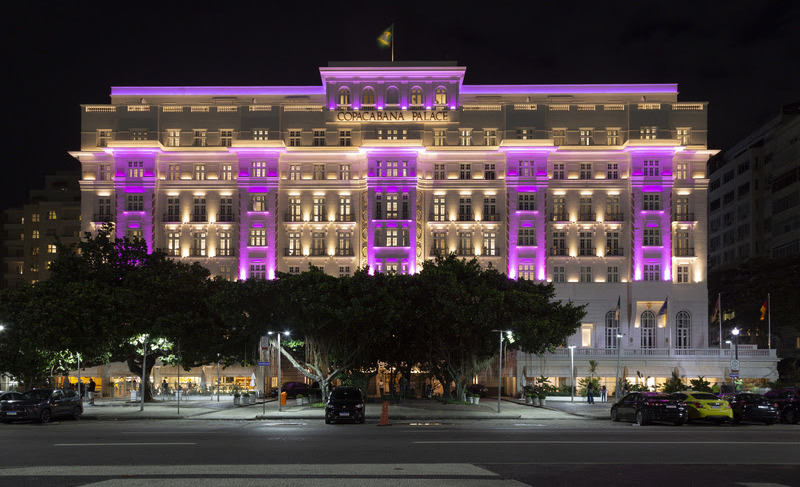 Copacabana Palace é iluminado de rosa em homenagem ao outubro rosa