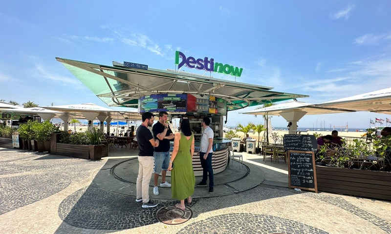 Destinow abre quiosque na Praia de Copacabana