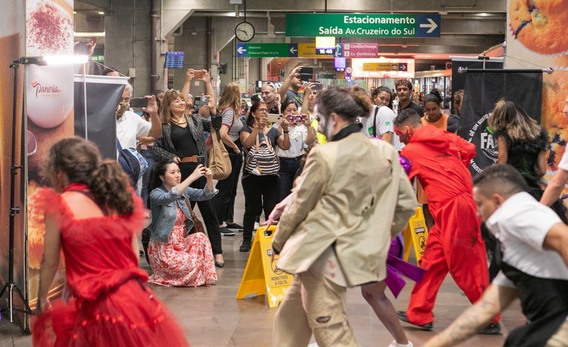 Fibra.ag divulgou Fanta Halloween com flash mob arrepiante em rodoviária de SP