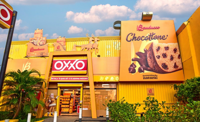 OXXO e Bauducco decoram lojas para comemorar chegada do Natal
