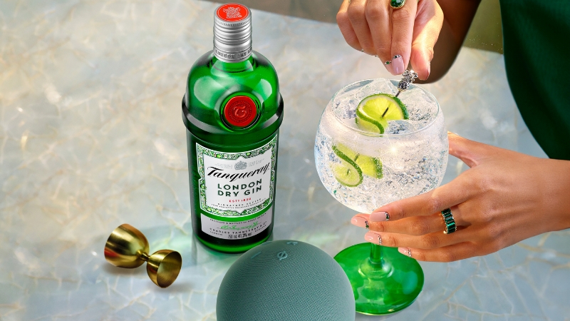 Tanqueray anuncia Alexa como nova embaixadora da marca