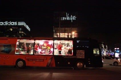 Escritório dentro de ônibus promove tablet da Lenovo