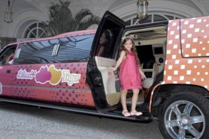 Lilica e Tigor do Grande Rio promove festa na limousine